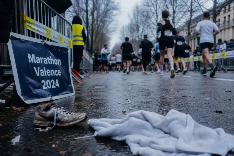 Marathon Valence 2024 resultat, chaussures et panneau de départ